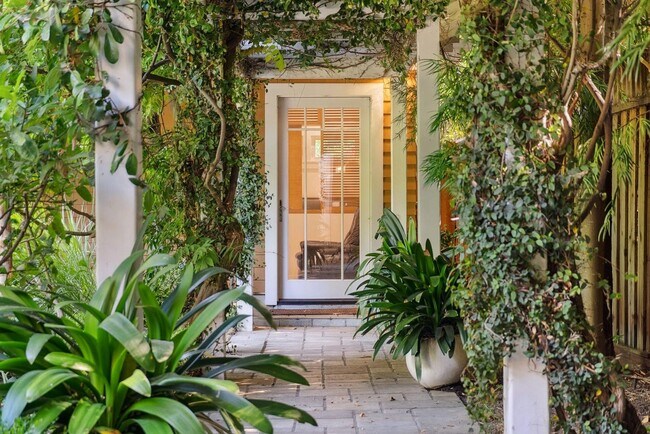 Building Photo - Beautifully Appointed 7-Bedroom Home with Lush Garden Setting in Palo Alto