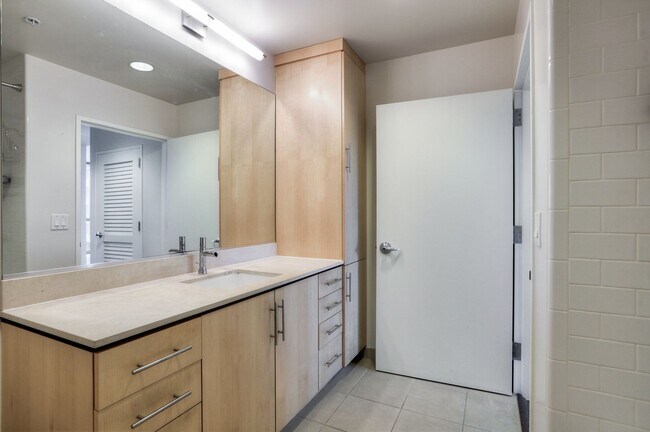 Building Photo - Gorgeous 1 Bedroom Condo with Floor to Cei...