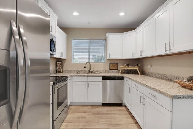 Building Photo - Updated 3 bedroom 2 full bathroom in Sun City