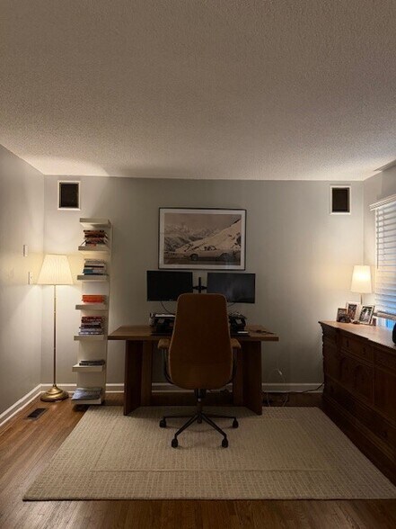 Building Photo - 401 Vinecrest Dr