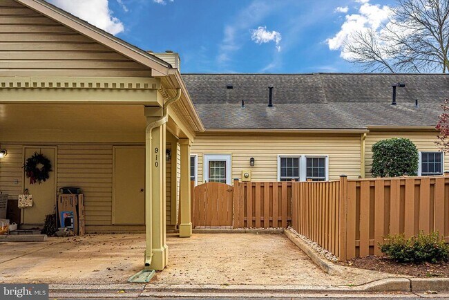 Building Photo - 910 McLendon Dr