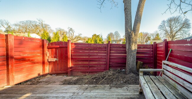 Building Photo - Terrific townhouse with off-street parking...