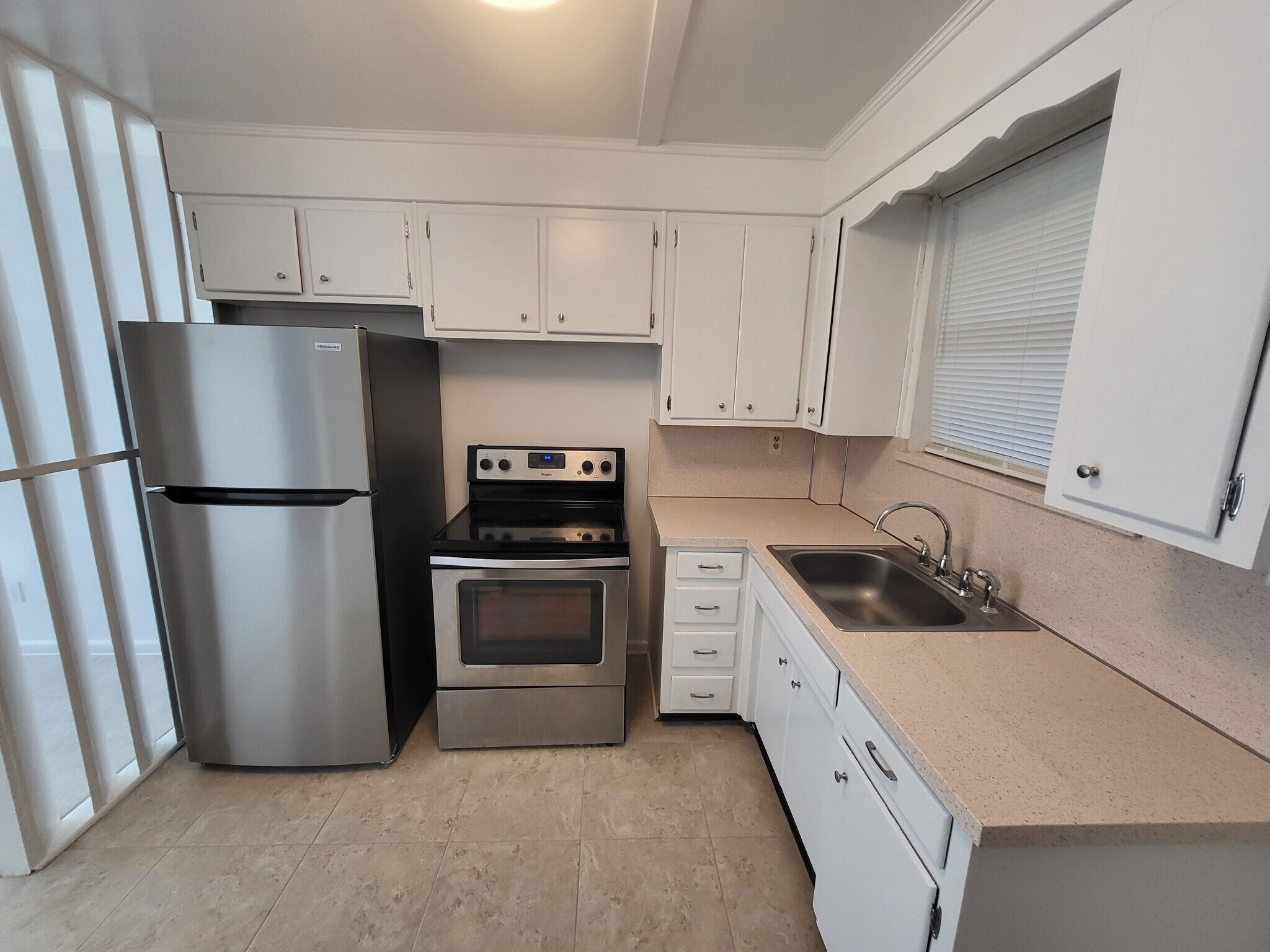 Building Photo - 3365 Drew St