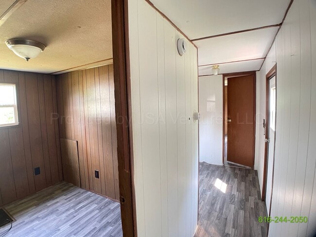 Building Photo - Darling 2 Bedroom Mobile Home Available!!