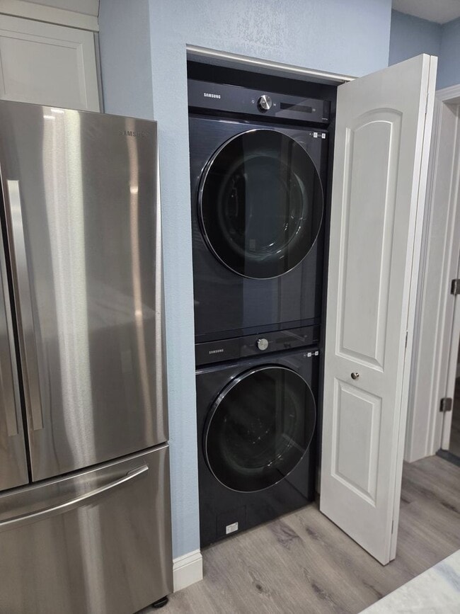Building Photo - REMOLEDED WITH AWESOME KITCHEN