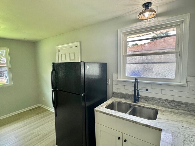 Building Photo - 314 Woodview Ave