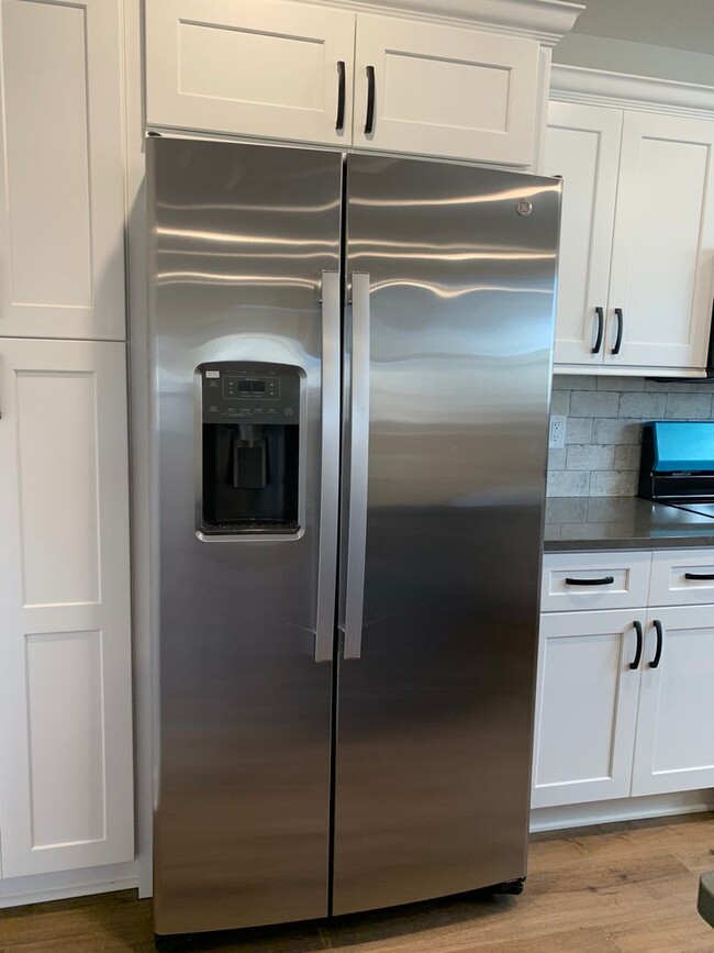 Building Photo - 2 Bed/1 Bath: Walk to International Studie...