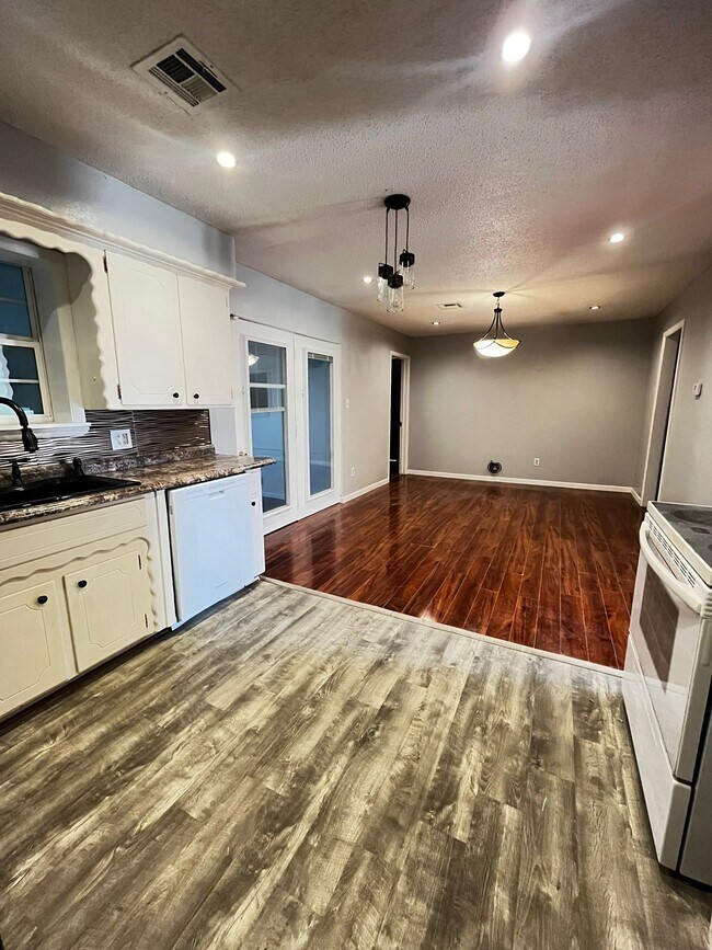 Building Photo - 4807 NW Cheyenne Ave