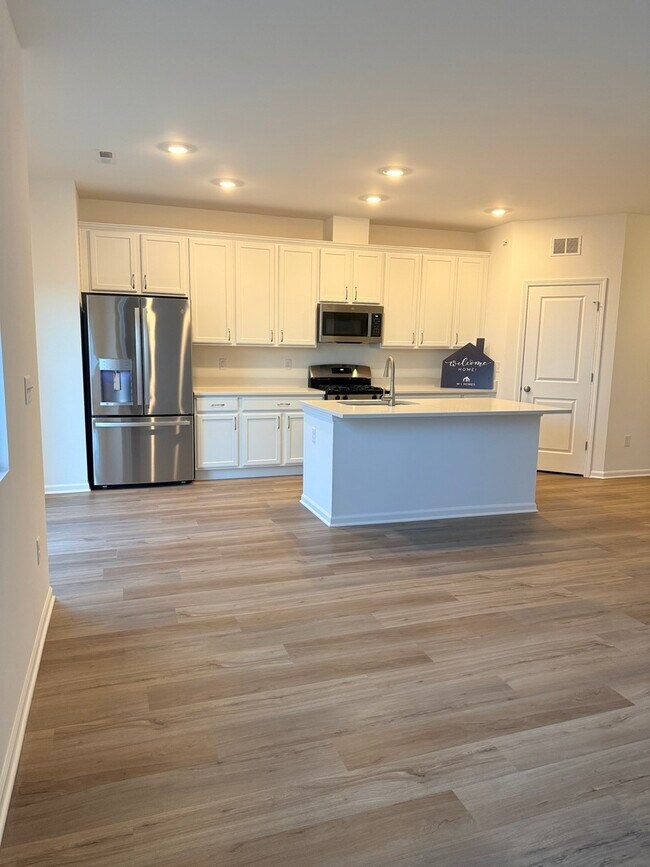 Building Photo - 324 Kingsport Dr