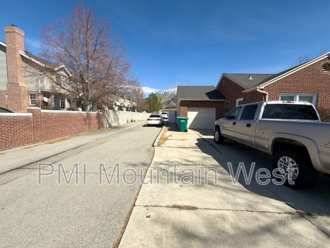 Building Photo - 872 N Main St