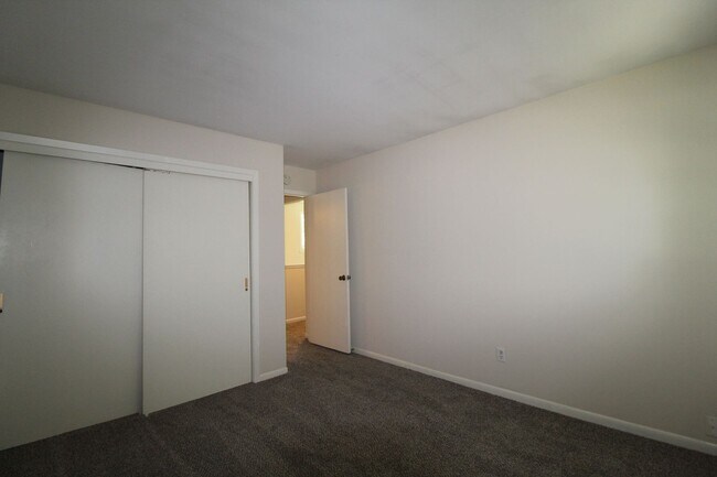 Building Photo - 2 Bedroom 1 Bath Duplex in the Westport Area