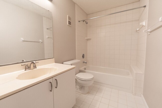 Building Photo - Beautiful Ocean Links Condo!