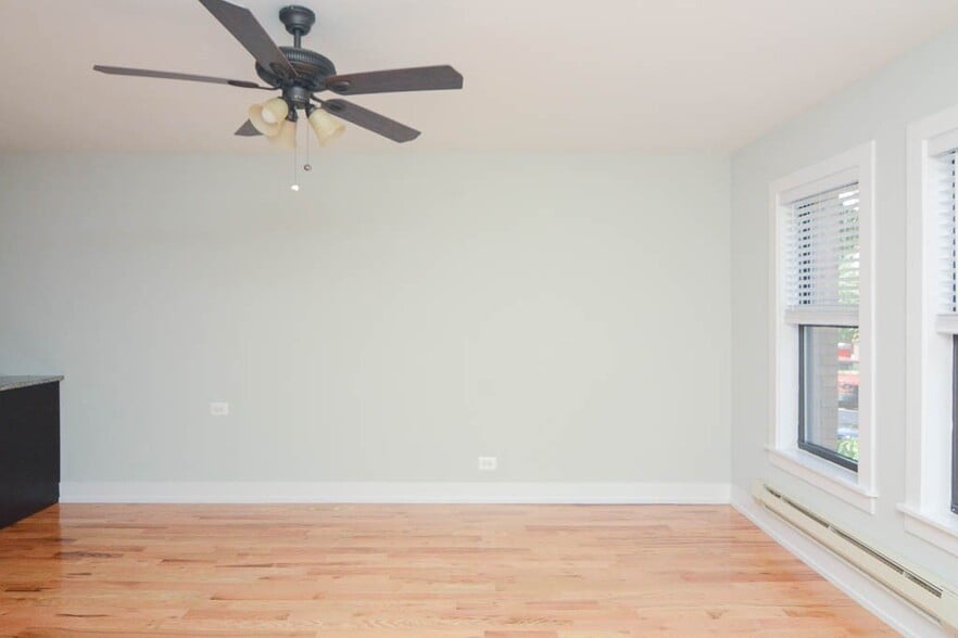 Building Photo - 820 W Cornelia Ave