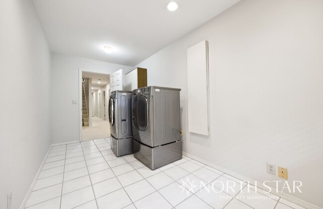 Building Photo - Stunning Lake Oswego Home with Space for E...
