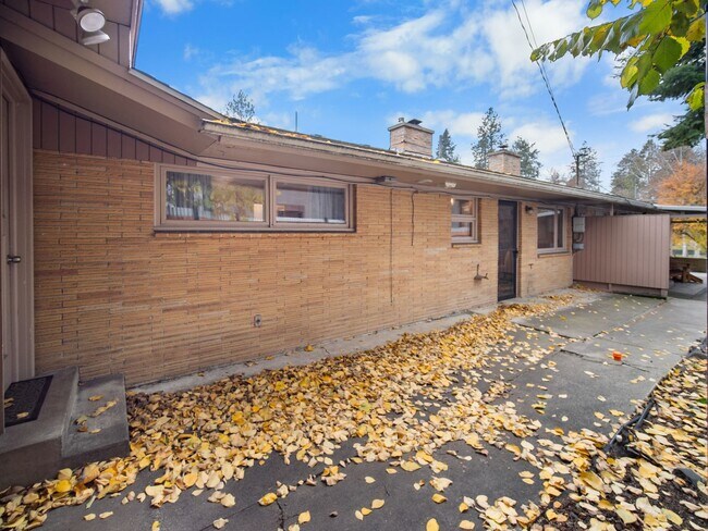 Building Photo - Manito House