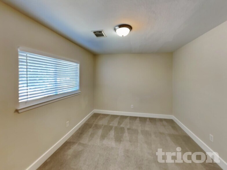 Building Photo - 823 Lightningbug Ln