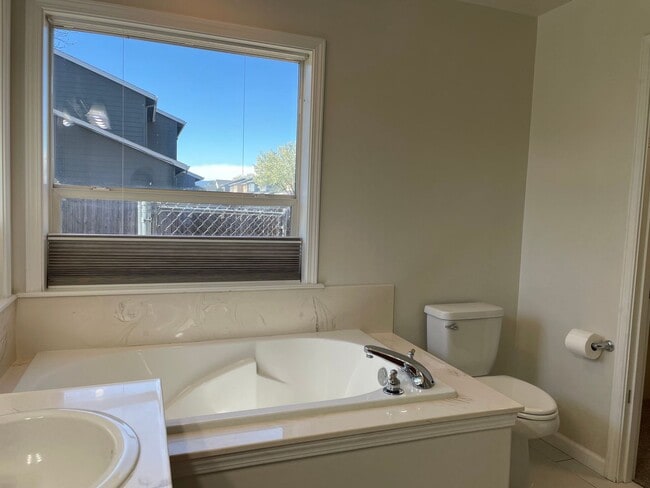 Building Photo - Stunning 3 Bedroom 2 Bath Home- Located in Friendly Central Point-Over 1600 Sq. Ft.