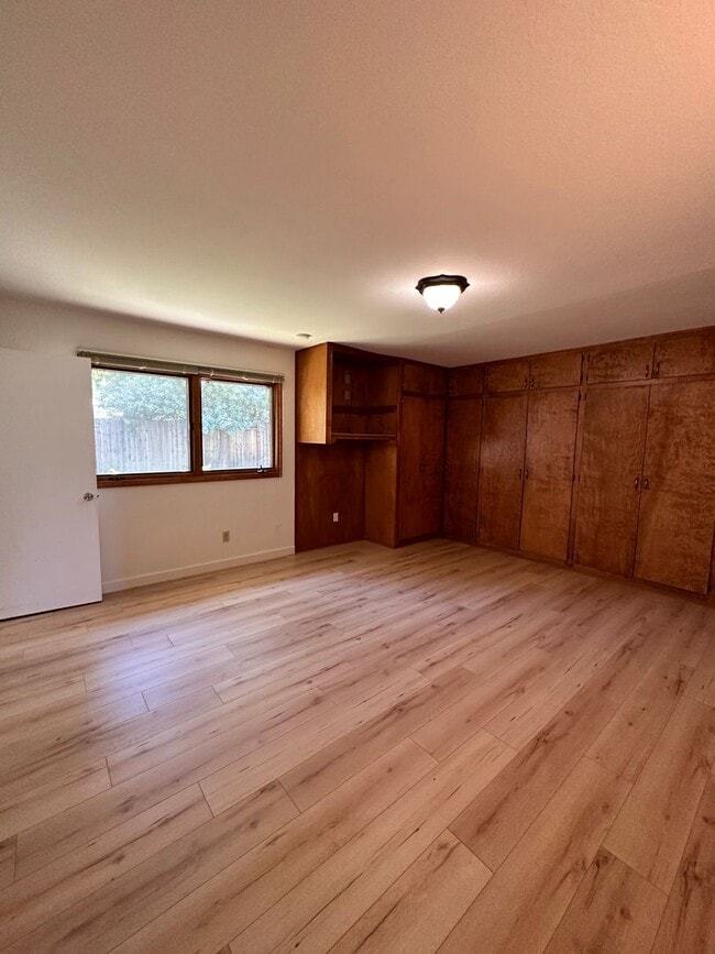 Building Photo - Three bedroom home