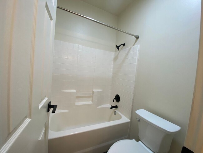 Building Photo - REMODELED TOWNHOME AVAILABLE FOR RENT