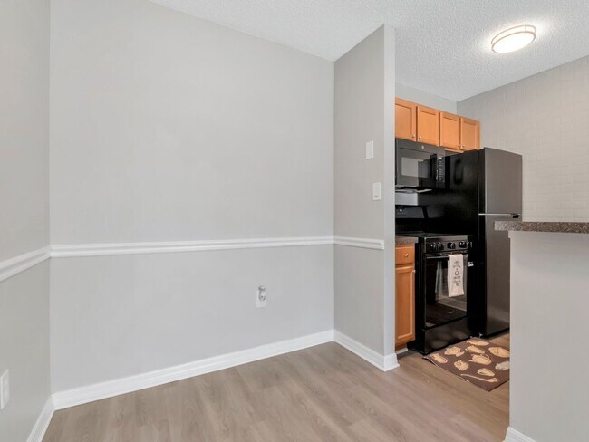 Building Photo - Updated Ground Floor 1BR - Move in Incentives Available