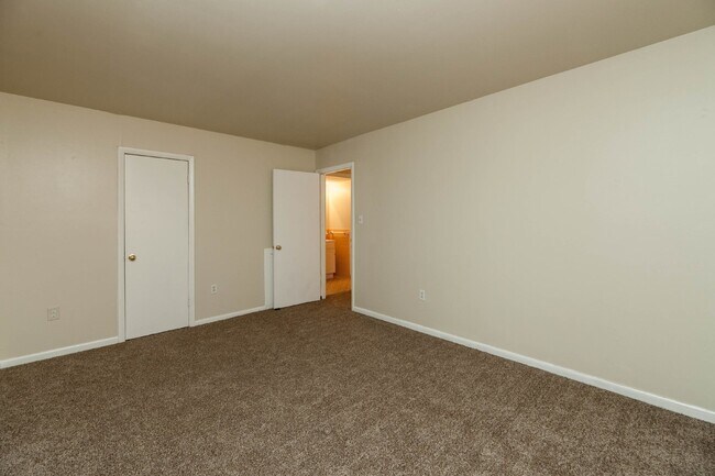 Building Photo - Looking for a 2 bedroom (1 bed w Den/additional small bedroom)