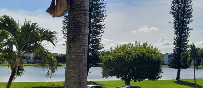 Building Photo - 2044 Yarmouth E