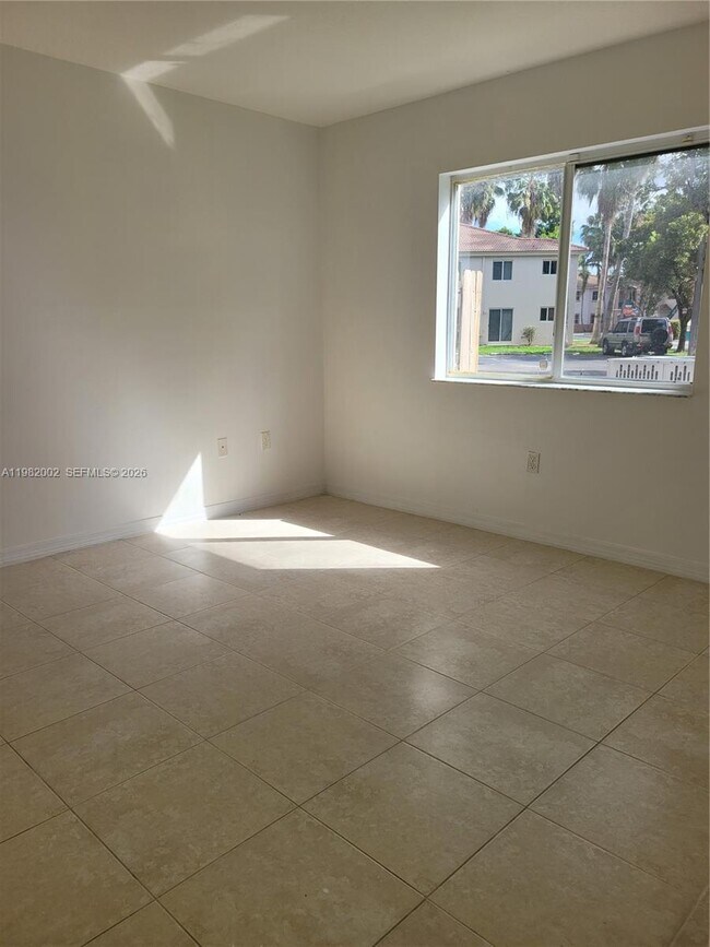 Building Photo - 2921 SE 13th Ave