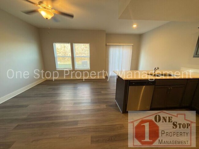Building Photo - 3 Bedroom / 2.5 Bathroom Townhome in Louisburg, KS!