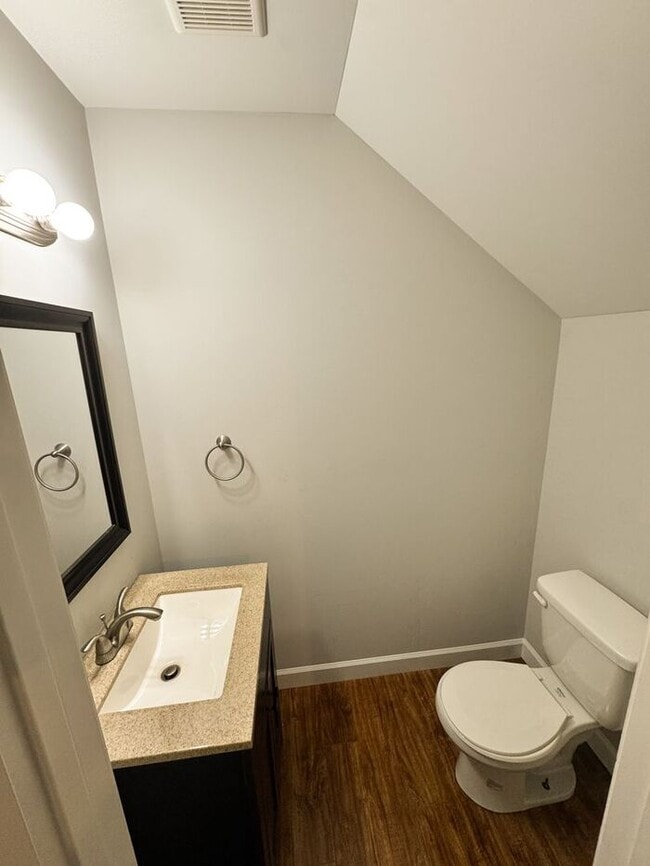 Building Photo - Modern 2-Bed, 2.5-Bath Townhome in Lenoir City