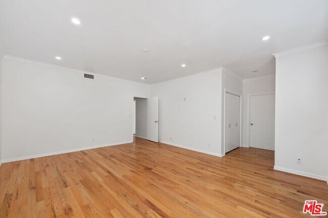 Building Photo - 517 Elm Dr