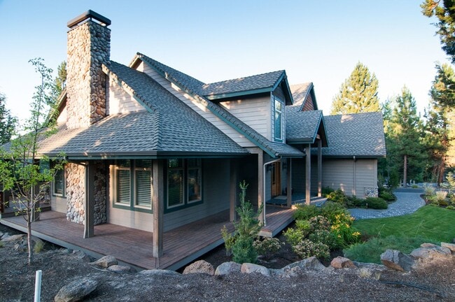 Building Photo - Single Level Gorgeous Awbrey Glen home!