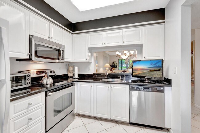 Building Photo - 7280 Amberly Ln