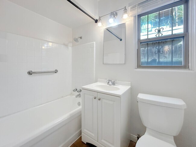 Building Photo - Renovated 1B/1BA w/ Walk-In Closet & On-Si...