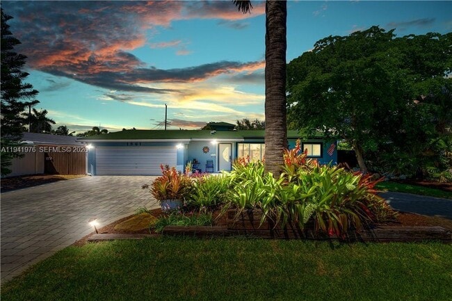 Building Photo - 1561 NE 47th St