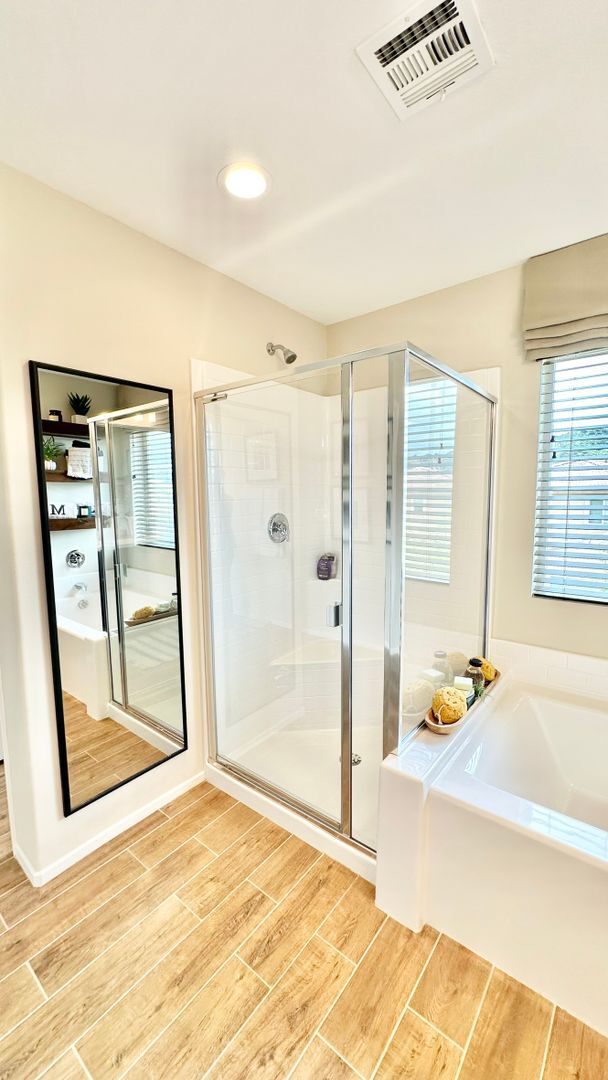 Building Photo - Beautiful "Model" Home in the Horse Creek ...