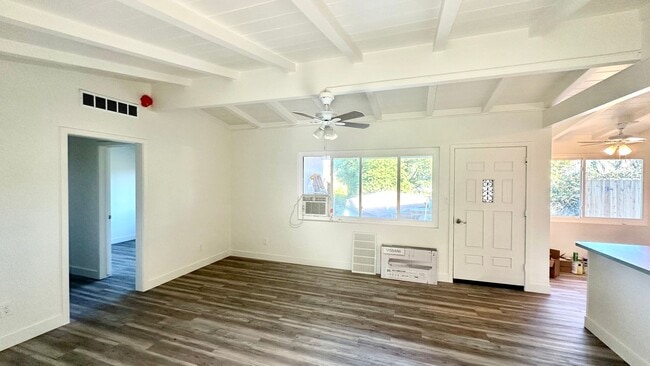 Building Photo - Remodeled 3 bd in Vista with large garage