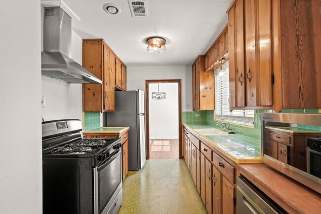 Building Photo - 1207 Stonecrest Dr
