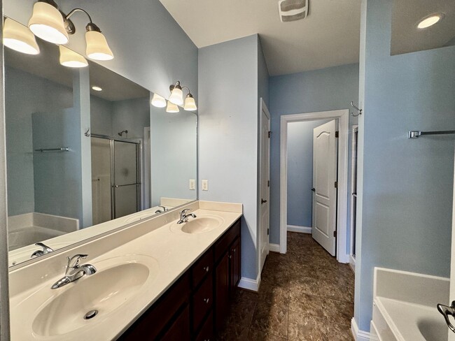 Building Photo - Ready NOW! Fabulous Townhome In Lexington!...