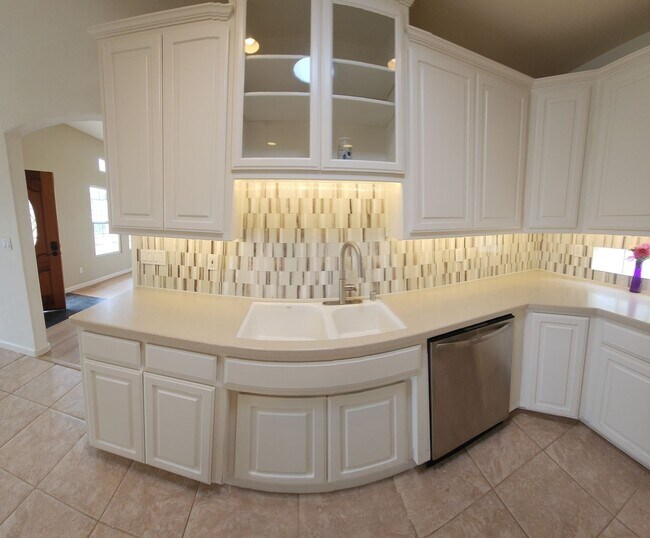 Building Photo - Contemporary Beautiful Spacious 4 bed 3 bath home