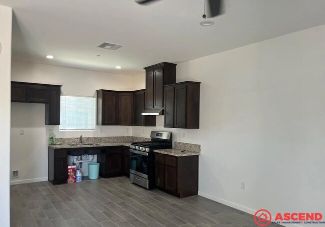 Building Photo - Comfortable 3BD/2BA Home in Bakersfield's 93304 — Water Included, No Pets!