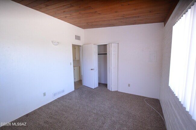 Building Photo - 3529 E Florence Dr