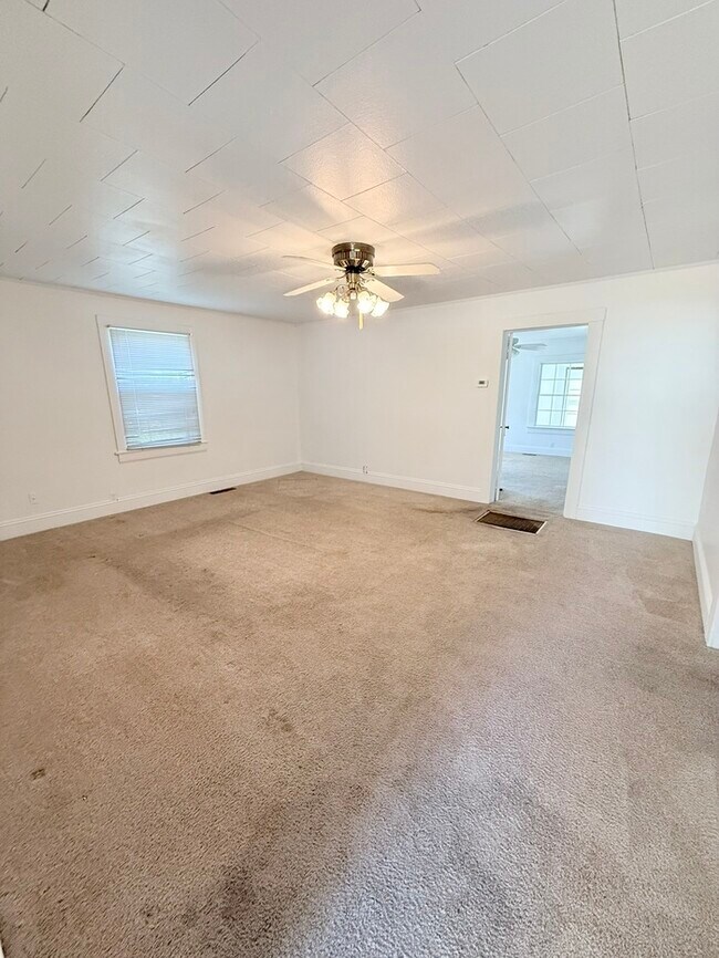 Building Photo - ADORABLE cottage close to everything!