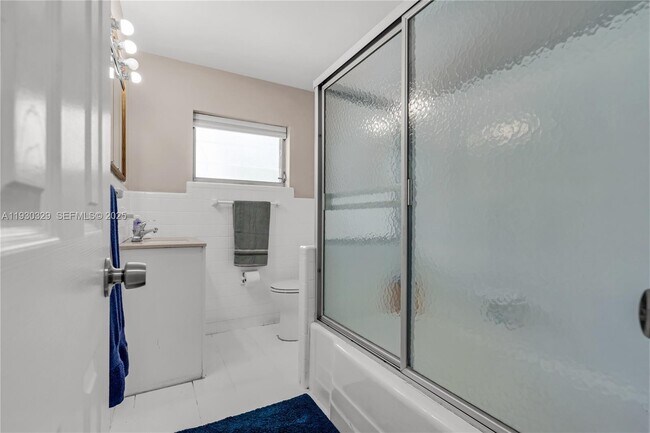 Building Photo - 2217 NW 4th Ave