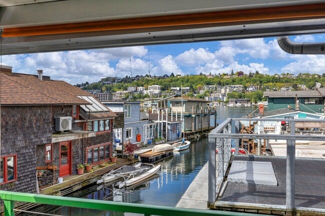 Building Photo - 2 bed 1.5 bath houseboat on Lake Union