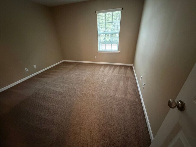 Building Photo - FOR RENT