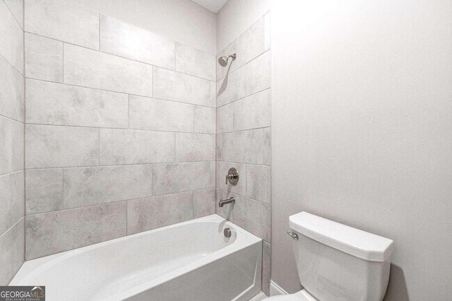 Building Photo - 1060 River Park Dr