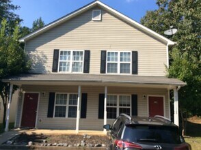 Building Photo - 2/1.5 End Unit Townhome close to downtown ...