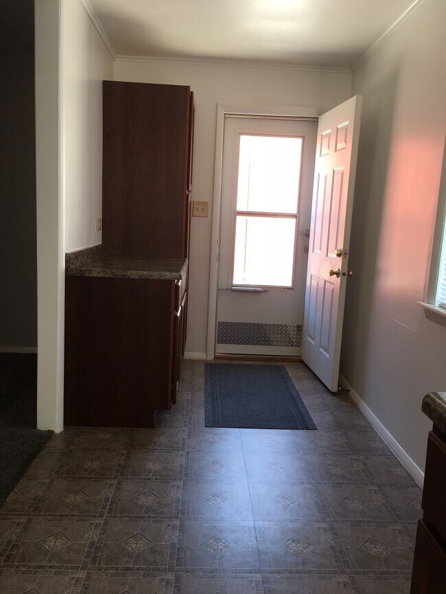 Building Photo - 710 Moen Ave