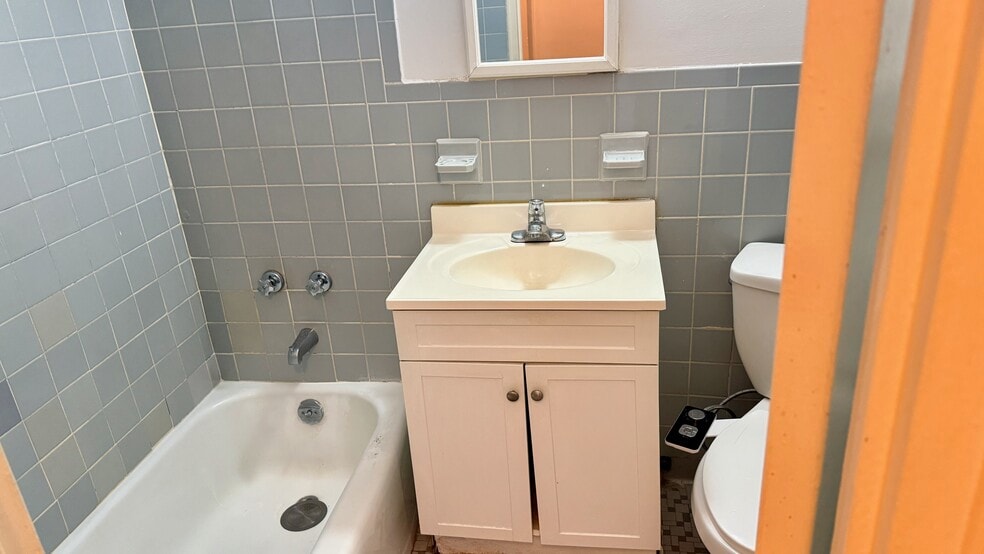 Building Photo - 225 Saint Pauls Ave