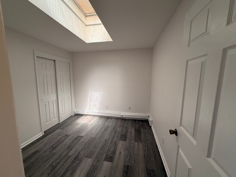 Skylight / Queen Size Bed 2nd Bedroom - 73 Stewart St